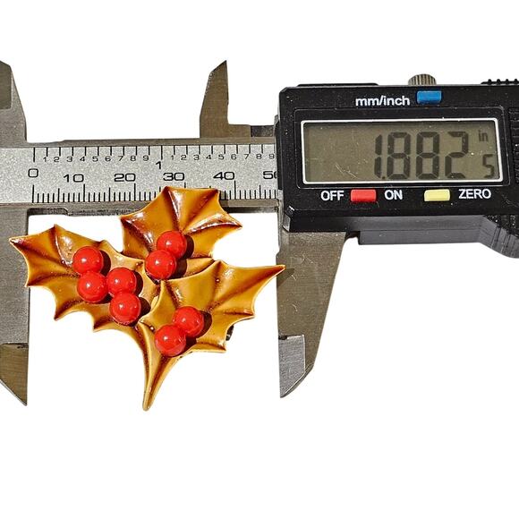 Vintage Style Holly Leaf Brooch Pin 1.88" Red Berries Christmas Holiday Gift Box - Picture 5 of 9